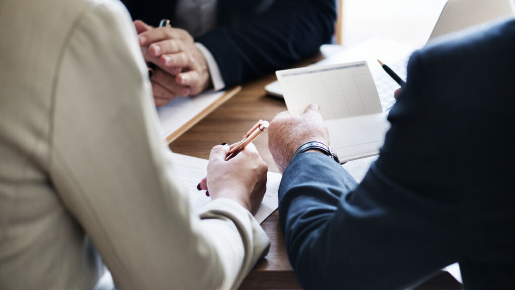 business-people-investing-startup-buiness.jpg