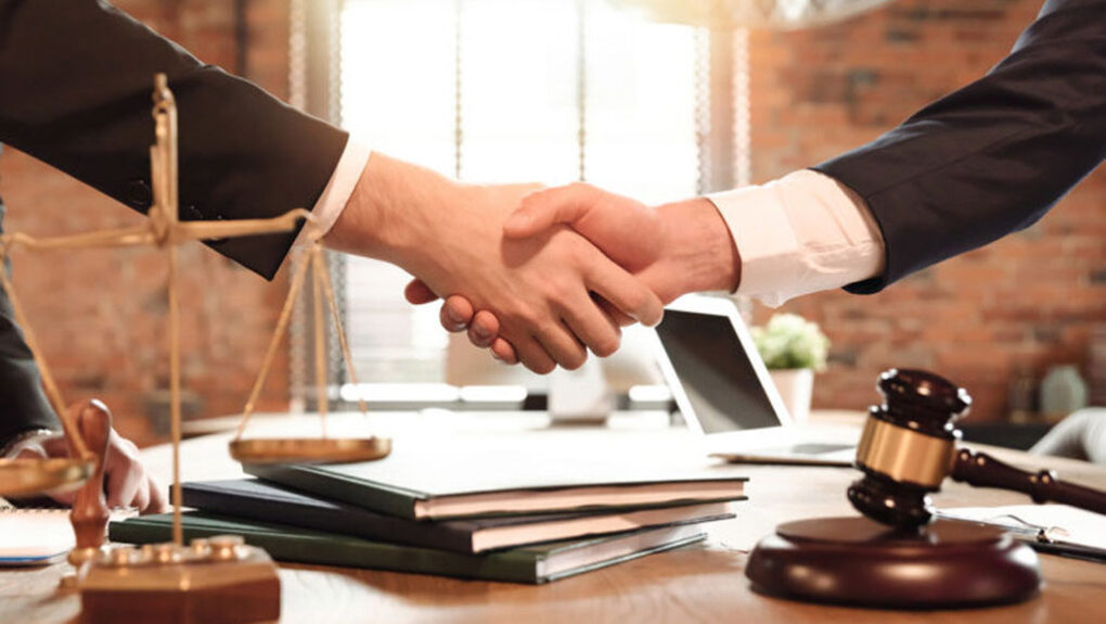 hands-for-corporate-law-750x461-1.jpg